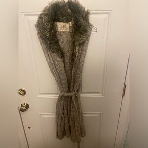 Knit long vest, faux fur collar